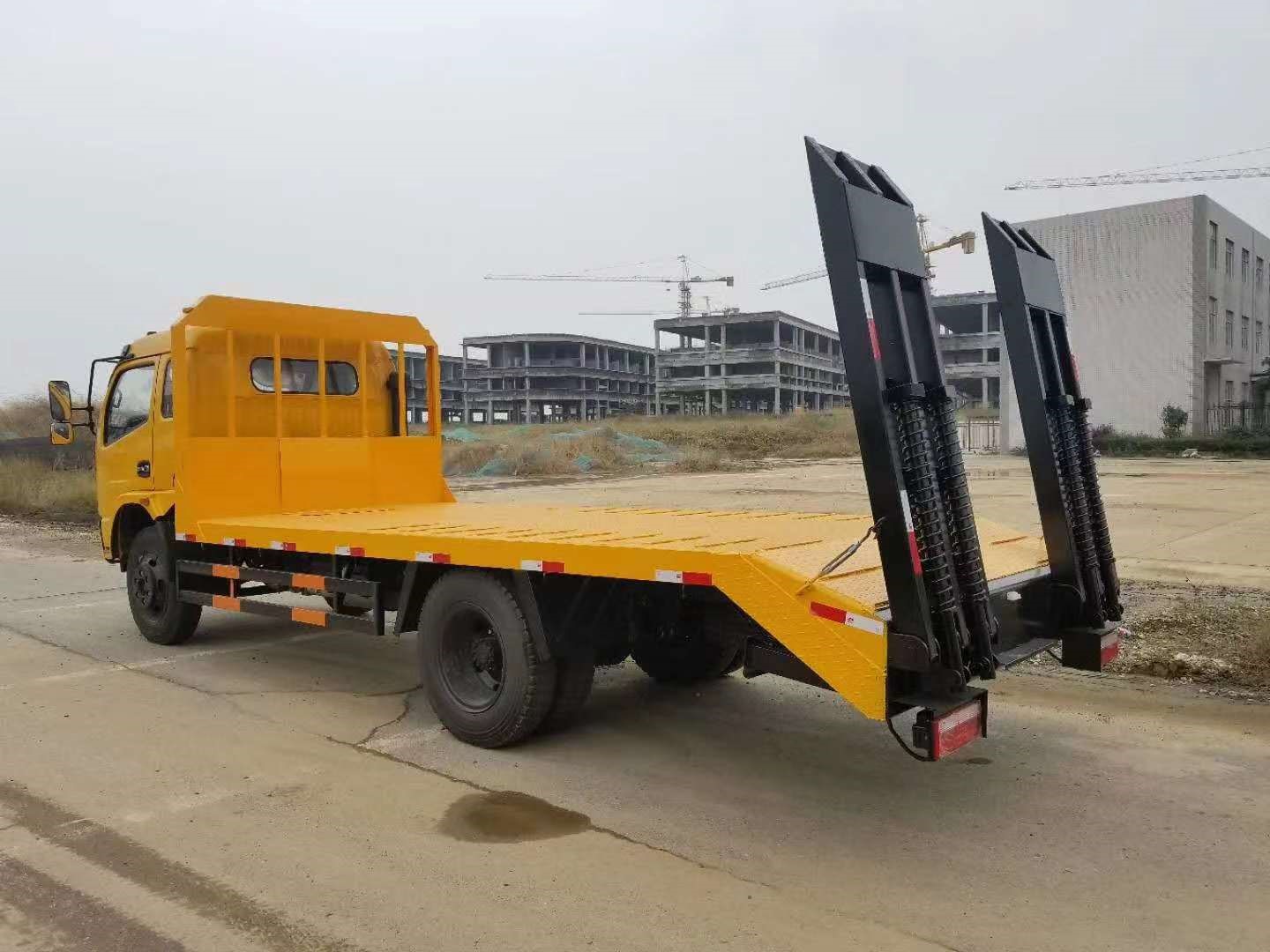 锡柴140马力小黄牌东风福瑞卡挖机拖车 拖120挖机的拖车