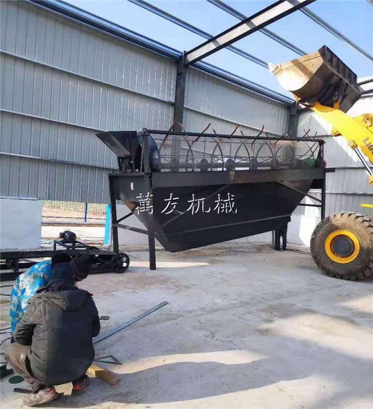 观察设备运行情况,在密封罩端部和清筛机机构侧面设有检修快开门口,在