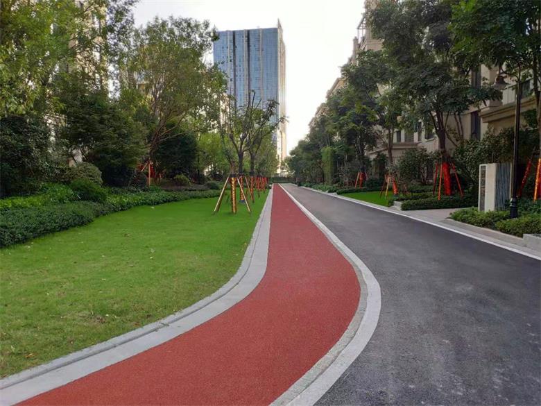 铺设健身步道塑胶地面的好处