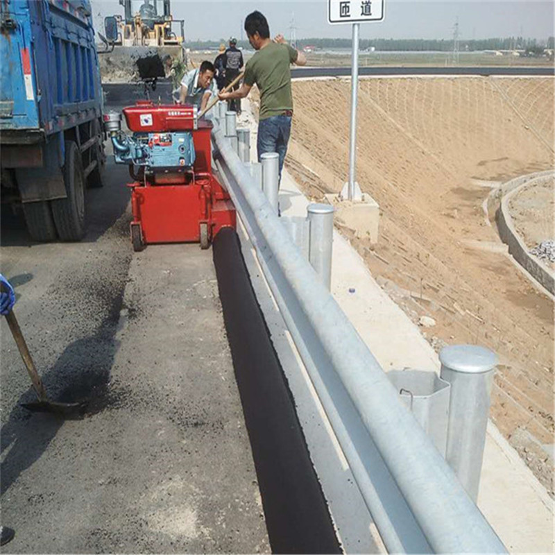 怎么操作拦水带成型机 拦水带成型机可摊铺沥青砂料混凝土料