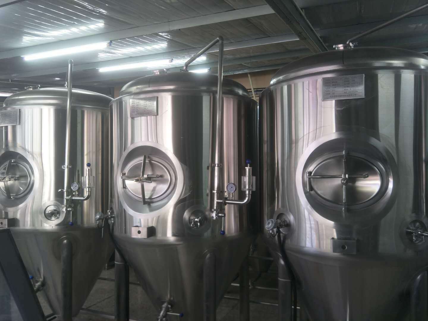 天津精酿啤酒设备安装现场 500升精酿啤酒设备