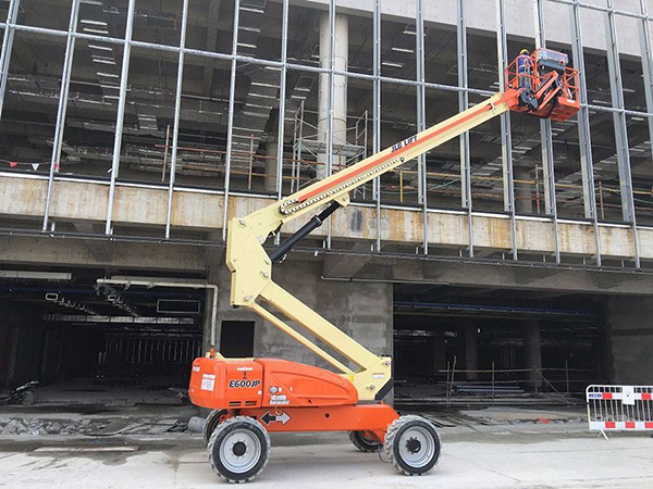 伸缩臂升降车出租 韶关市钢结构焊接工程用曲臂式登高车升降车出租