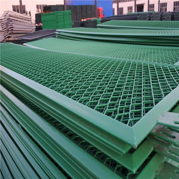 钢板网隔离栅 钢板网护栏网厂家 公路防护隔离栅