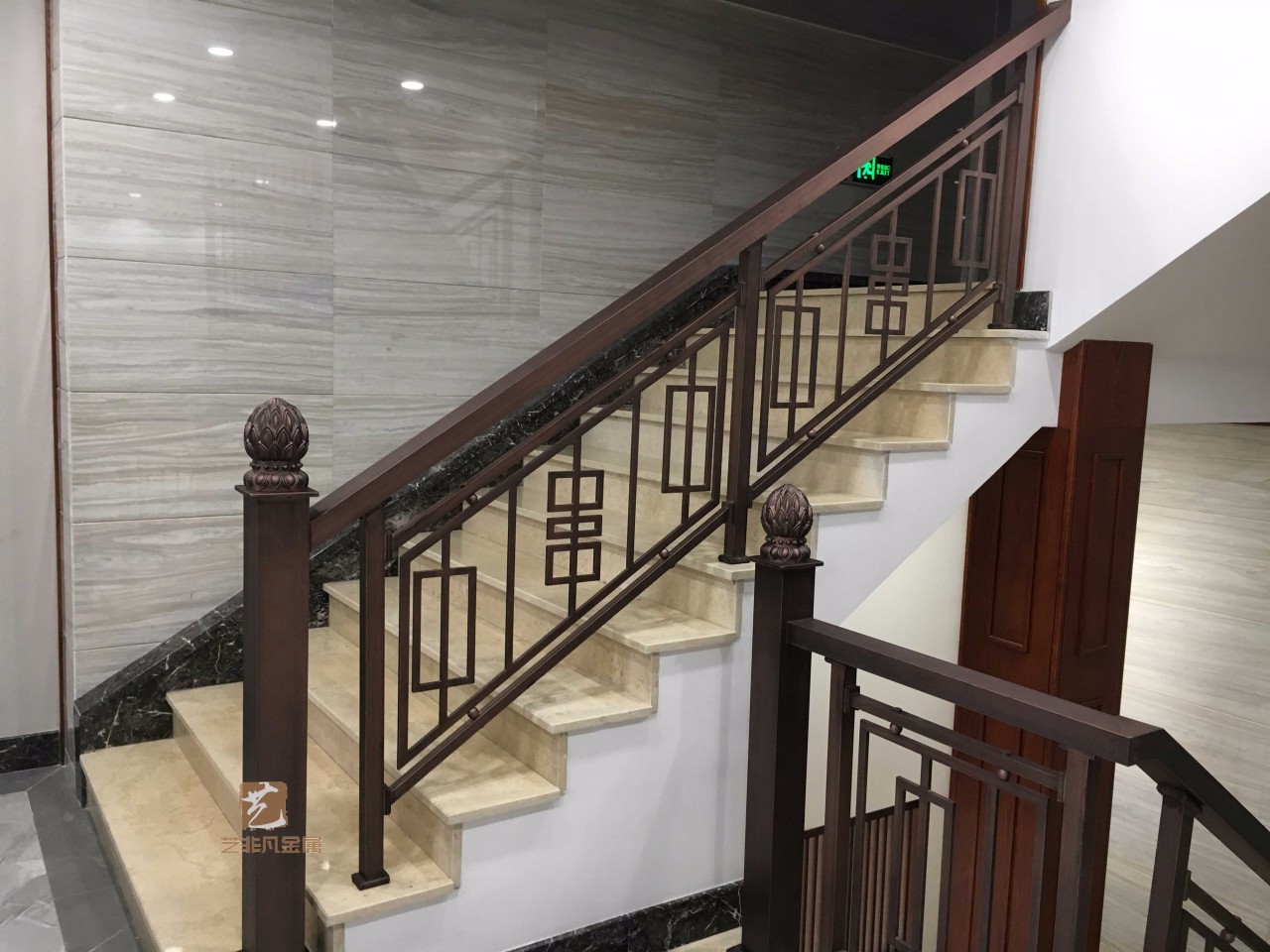 吸引人的别墅楼梯扶手更多的是在设计质感