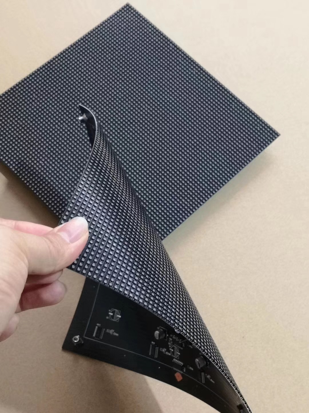 德创光电室内全彩柔性p4软板模组圆柱弧形屏飘带led显示屏模组