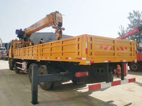 解放徐工16吨随车吊回转机构通过自主研发,具有强大的驱动力,可满足多