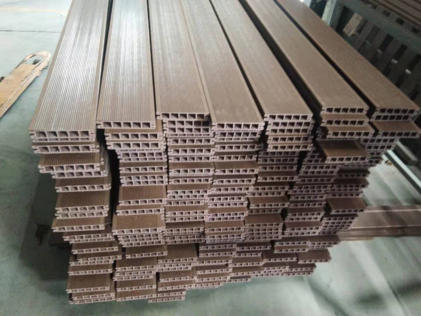 深圳塑木地板厂家_江苏生产塑木地板厂家_厂家直销塑木地板