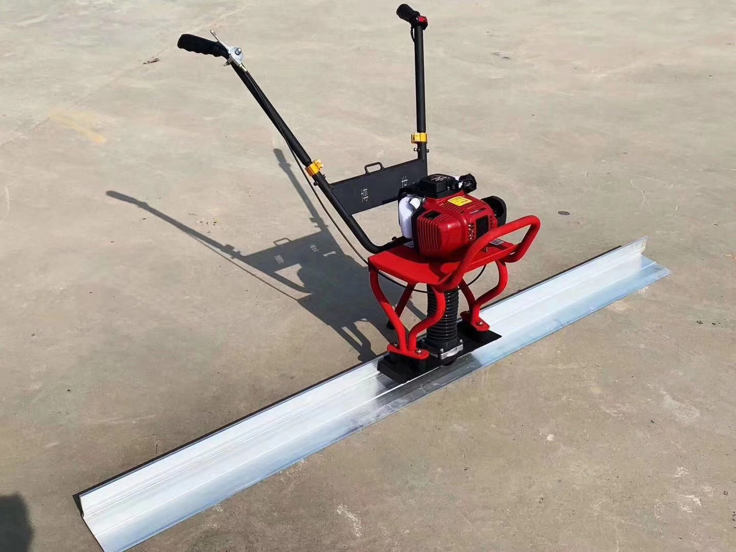 手扶式混凝土振动尺 汽油水泥地面振捣尺 振平尺厂家