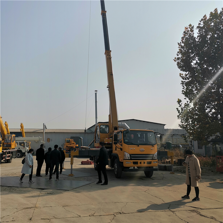 河南信阳供应12吨汽车吊 建筑工地出租吊车 汽车吊价格可分期