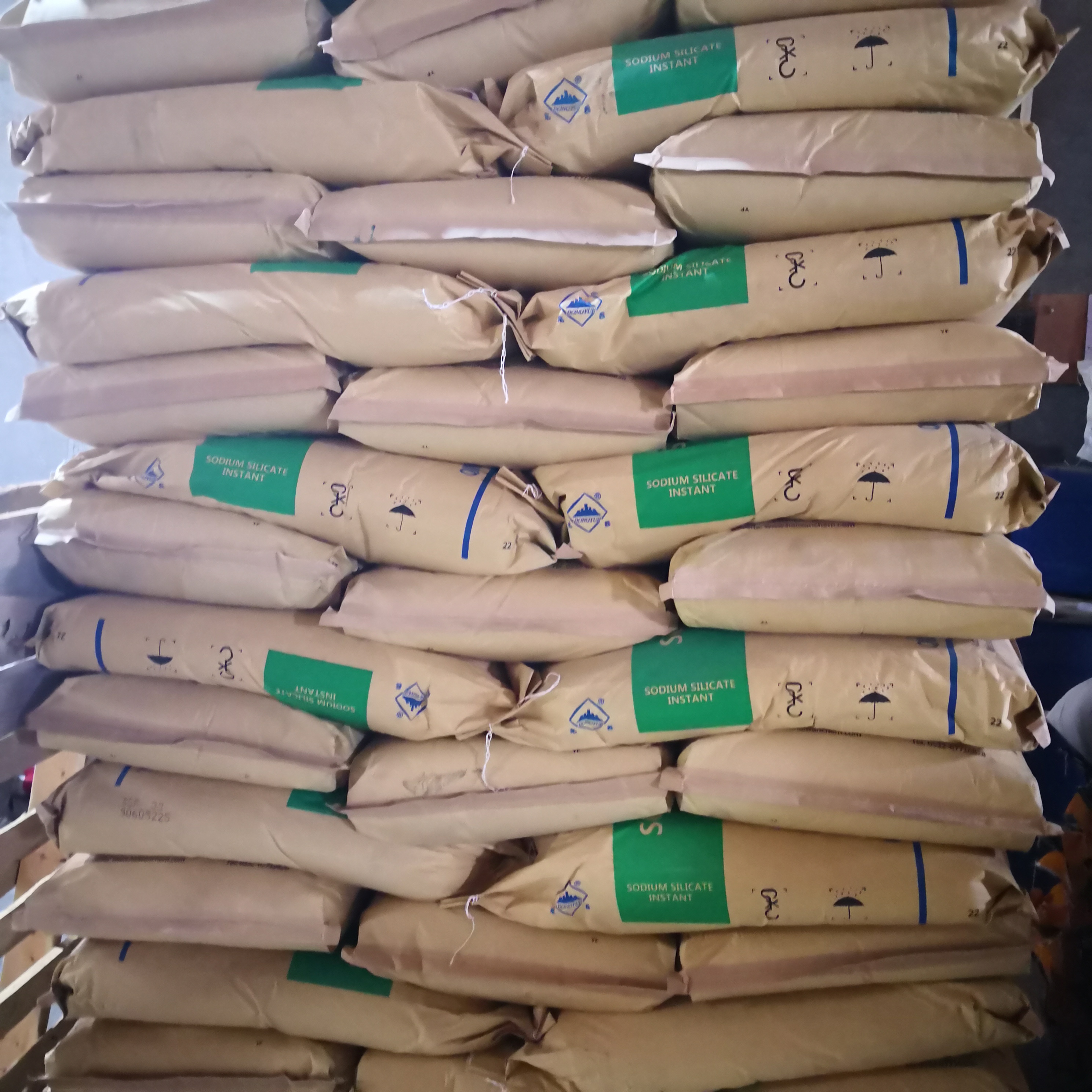 硅酸钠厂家批发速溶硅酸钠颗粒泡花碱洗涤日化水玻璃工业净洗剂原料