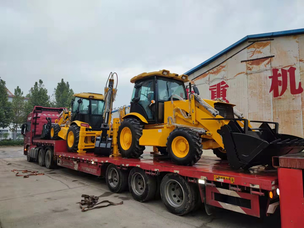 10月3日国庆假期加班发两台40-28挖掘装载机 - 新闻中心 - 轮式挖掘机