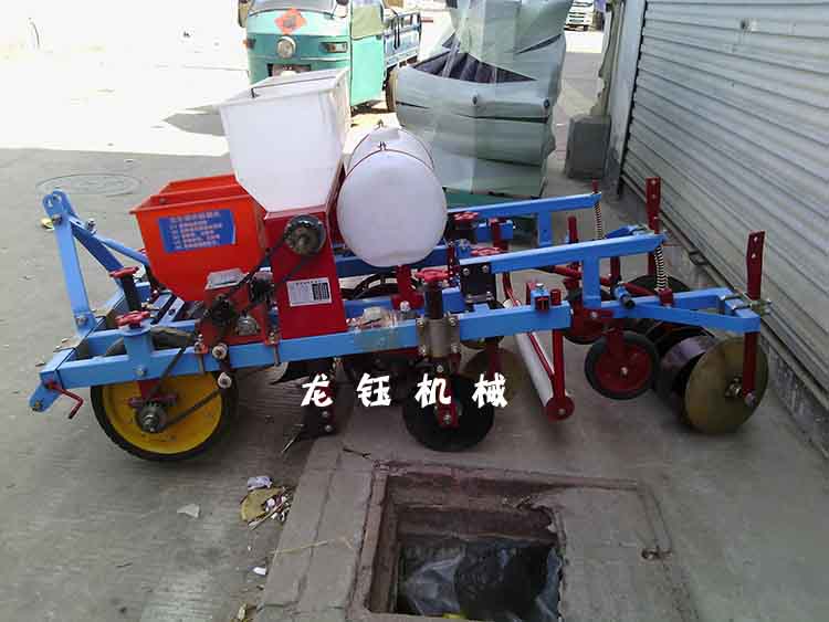 高效盖膜机 龙钰烤烟地膜覆盖机
